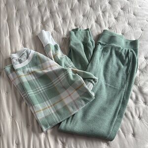 Cuddl Duds Green and White Plaid Pajama Set